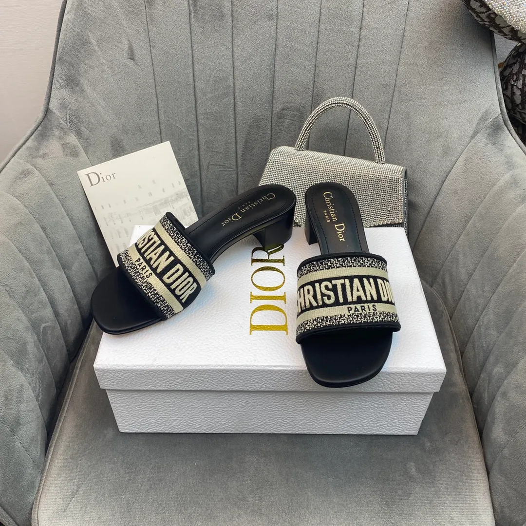 👟👟Ex-factory price 380👟👟 Women's shoes Women's clothing Dior Dior 2021 DWAY early spring new flip-flops women's shoes CD letter logo three-dimensional embroidery flat sandals Round toe thick heel jelly color slingback slippers The top version on the market Material: upper original consistent high-temperature water-soluble cotton electro-embroidery technology fabric + water-dyed sheepskin lining + Italian leather outsole Heel height: flat/4.5CM size: 34-43 (34.40.41.42.43 is custom-made and cannot be returned or exchanged)